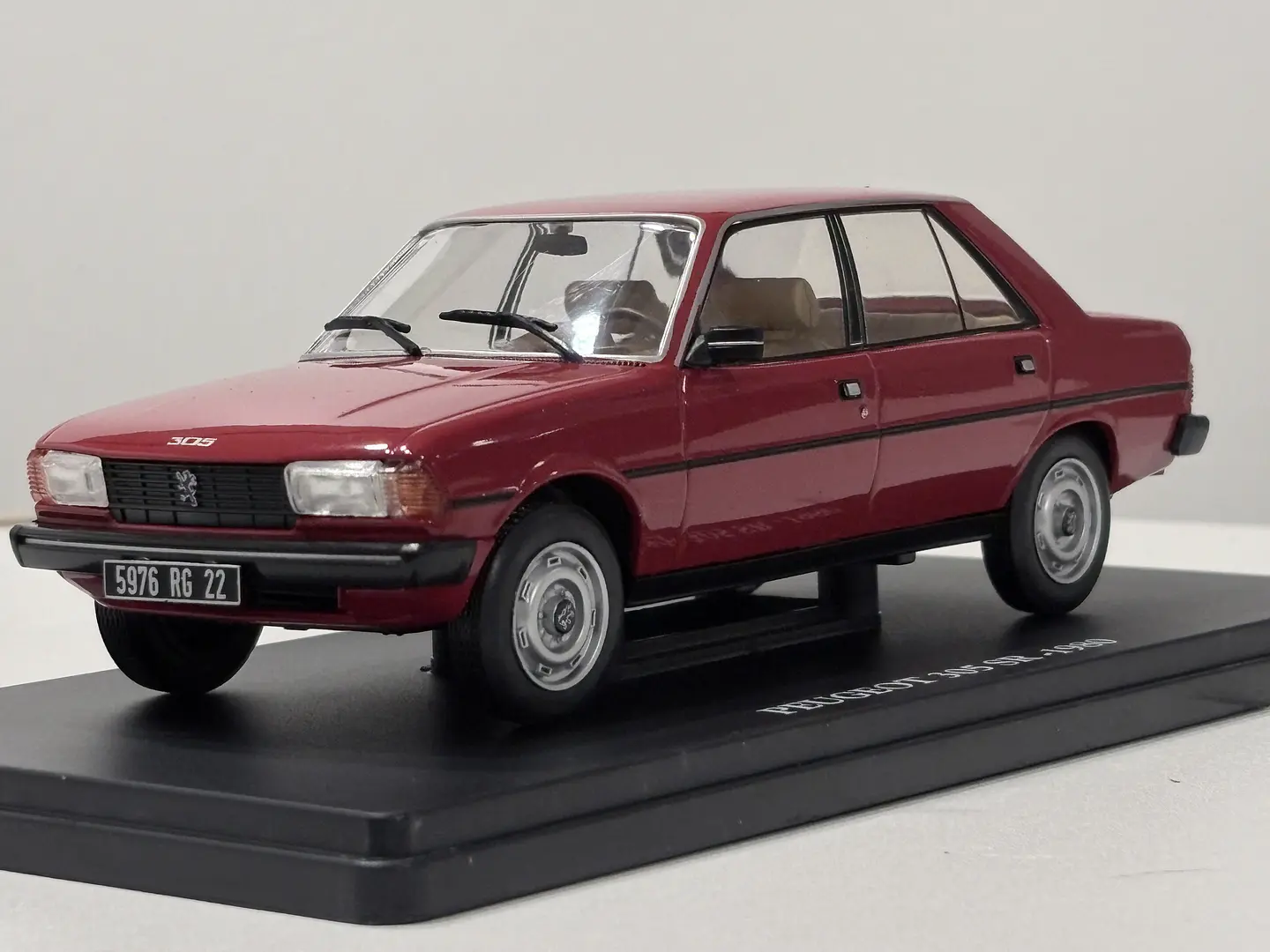 Peugeot 305 SR 1980 Rojo Escala 1:24 Edicola con Vitrina 1