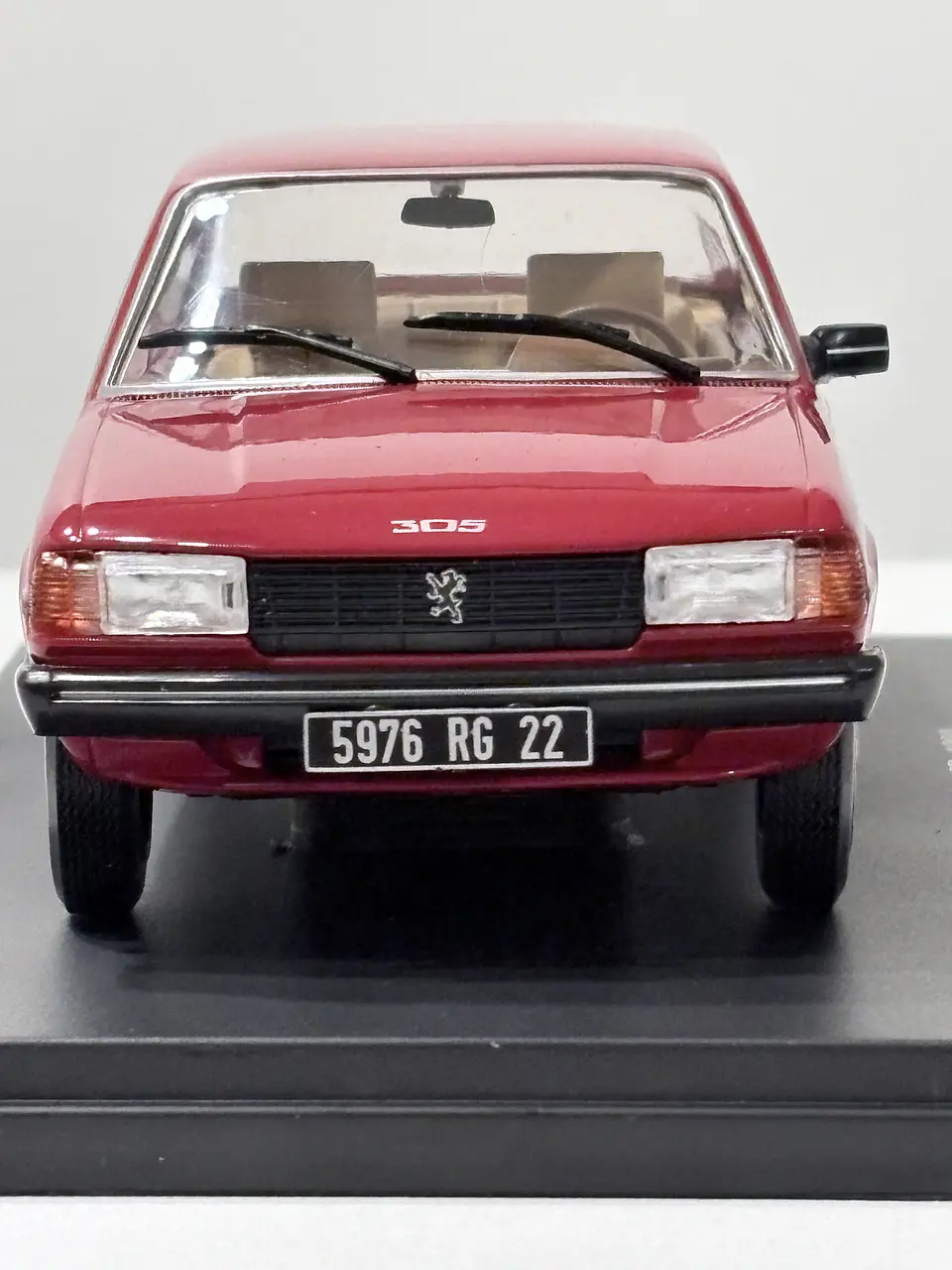 Peugeot 305 SR 1980 Rojo Escala 1:24 Edicola con Vitrina 2