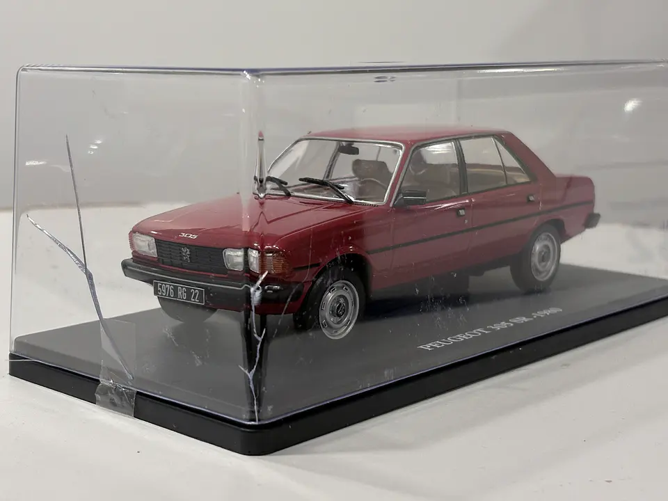 Peugeot 305 SR 1980 Rojo Escala 1:24 Edicola con Vitrina 9