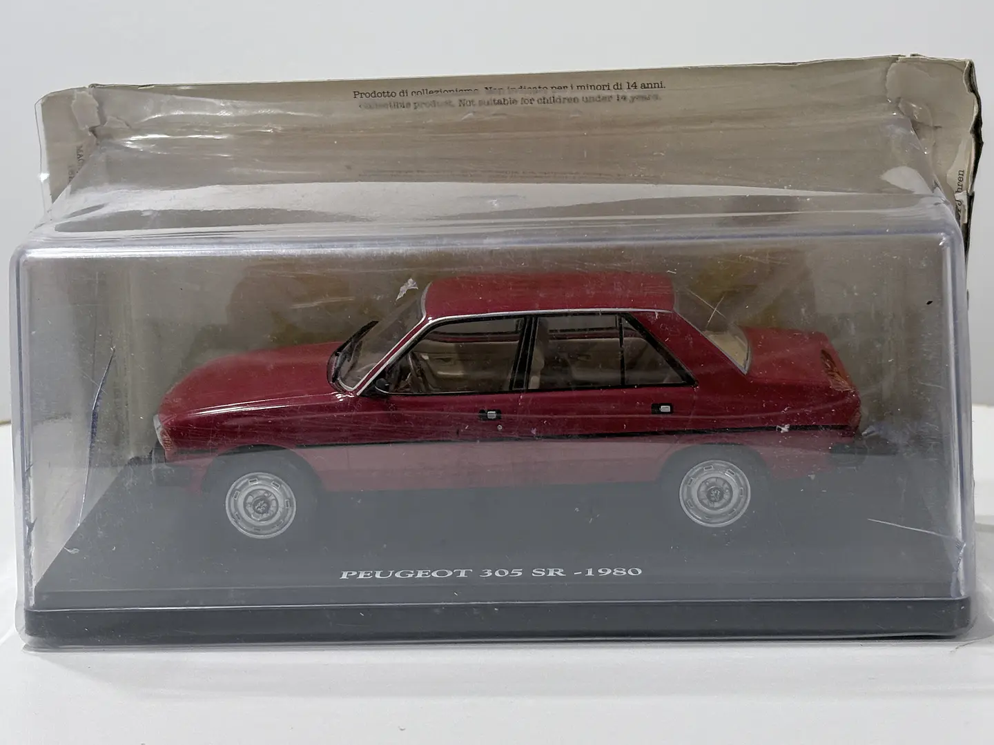 Peugeot 305 SR 1980 Rojo Escala 1:24 Edicola con Vitrina 10