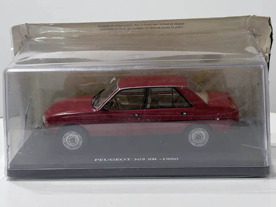Peugeot 305 SR 1980 Rojo Escala 1:24 Edicola con Vitrina 10