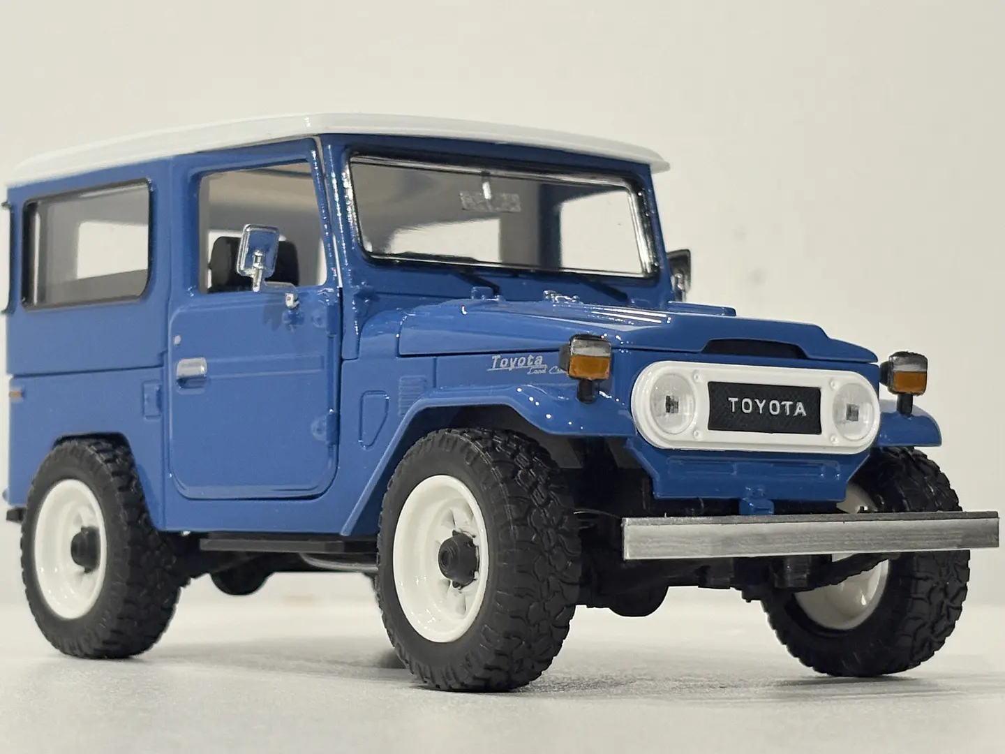 Toyota FJ40 1974 Land Cruiser Escala 1:24 MotorMax 1