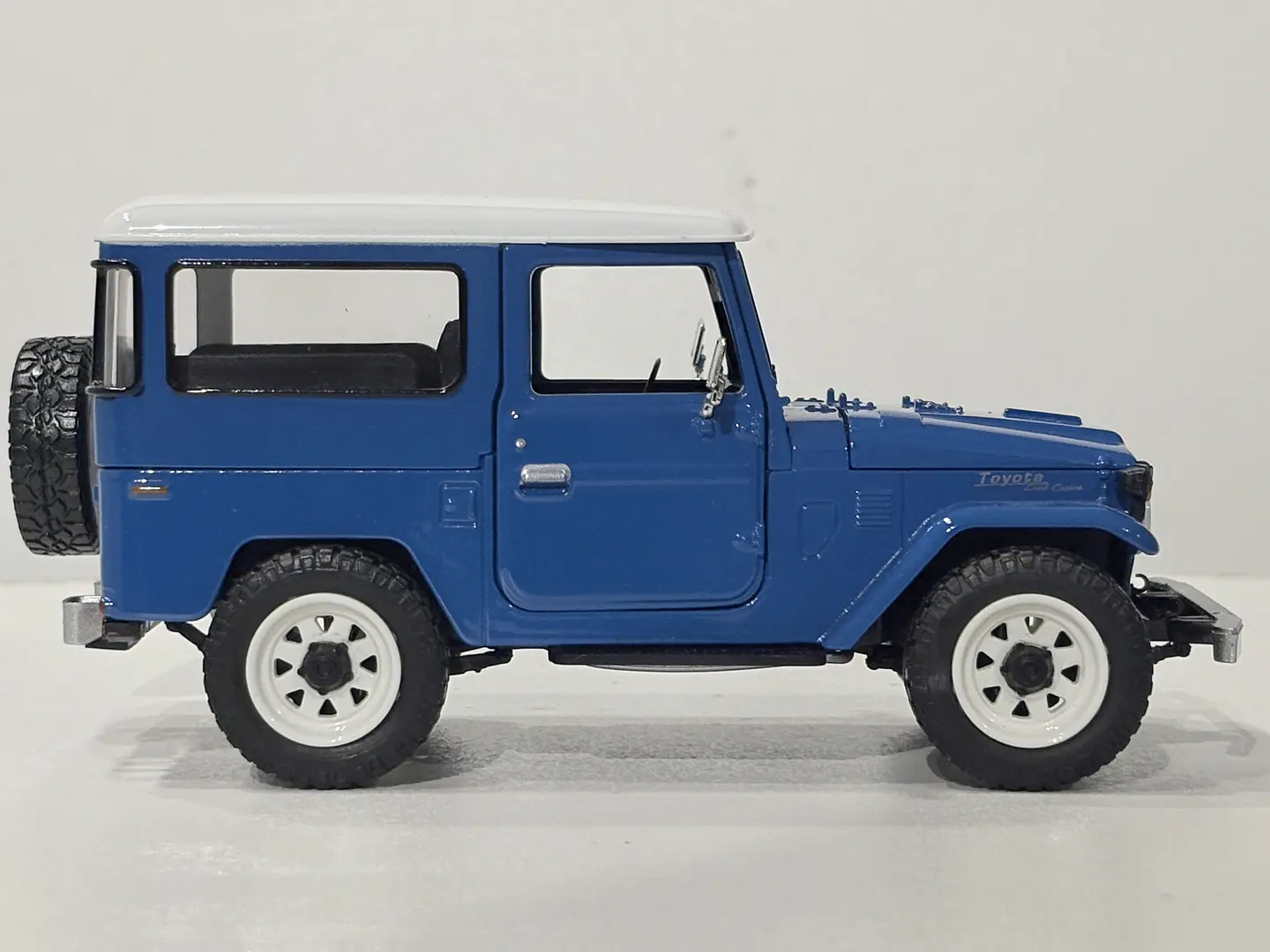 Toyota FJ40 1974 Land Cruiser Escala 1:24 MotorMax 10