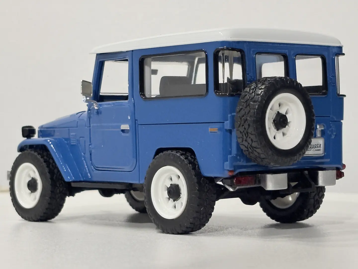 Toyota FJ40 1974 Land Cruiser Escala 1:24 MotorMax 8