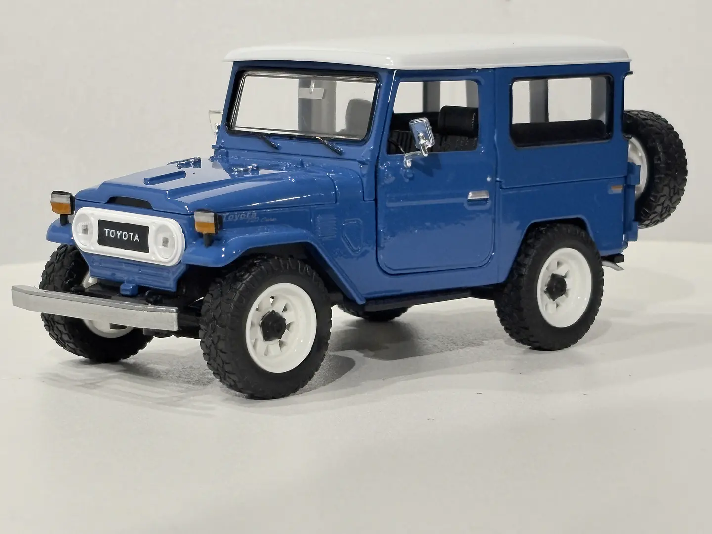 Toyota FJ40 1974 Land Cruiser Escala 1:24 MotorMax 6
