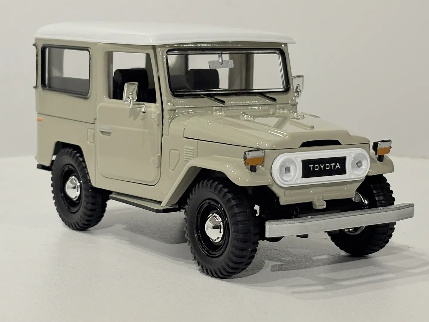 Toyota FJ40 1974 Land Cruiser Escala 1:24 MotorMax 23