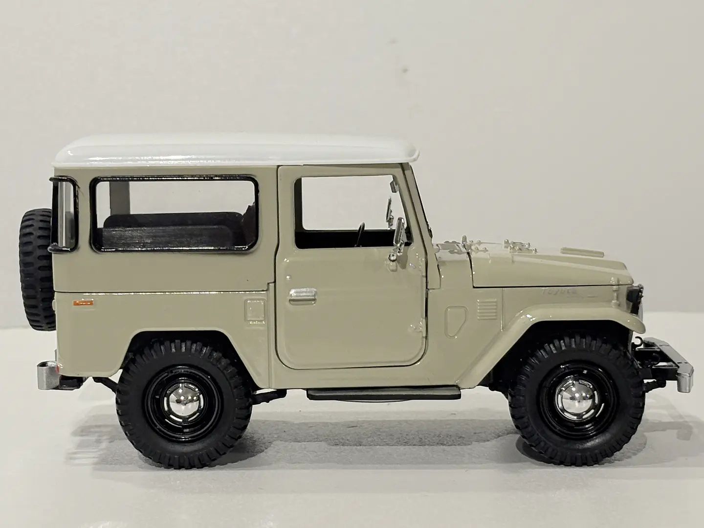 Toyota FJ40 1974 Land Cruiser Escala 1:24 MotorMax 22