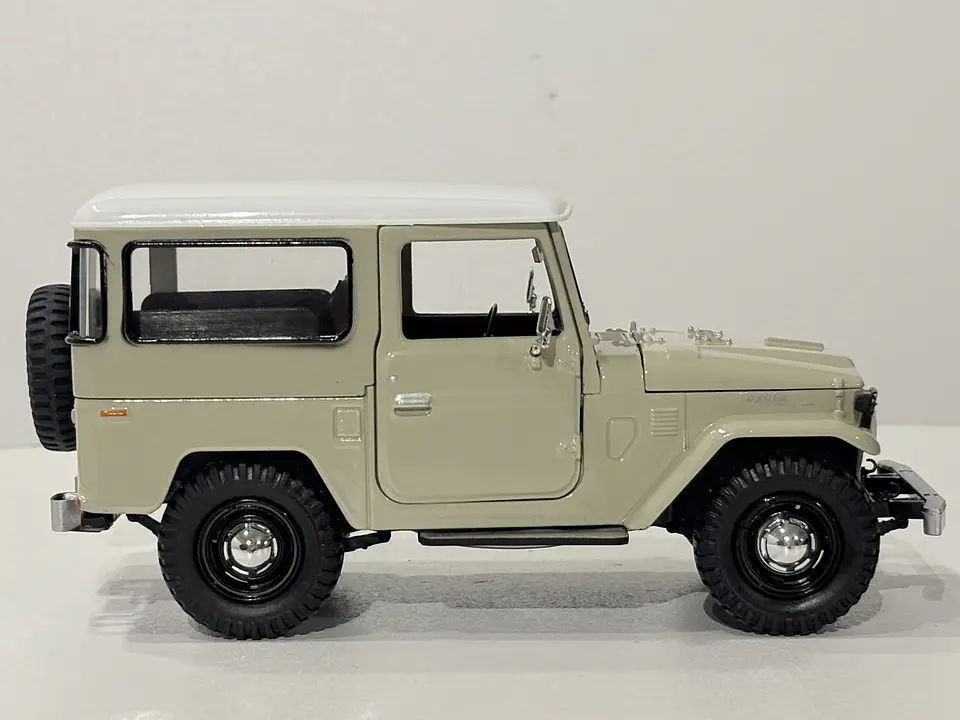 Toyota FJ40 1974 Land Cruiser Escala 1:24 MotorMax 22