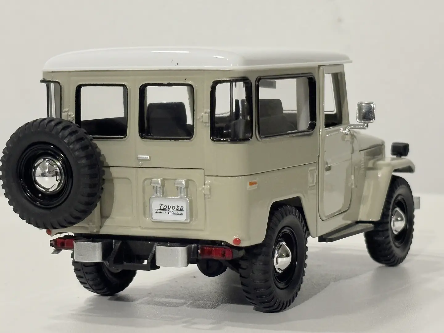 Toyota FJ40 1974 Land Cruiser Escala 1:24 MotorMax 21