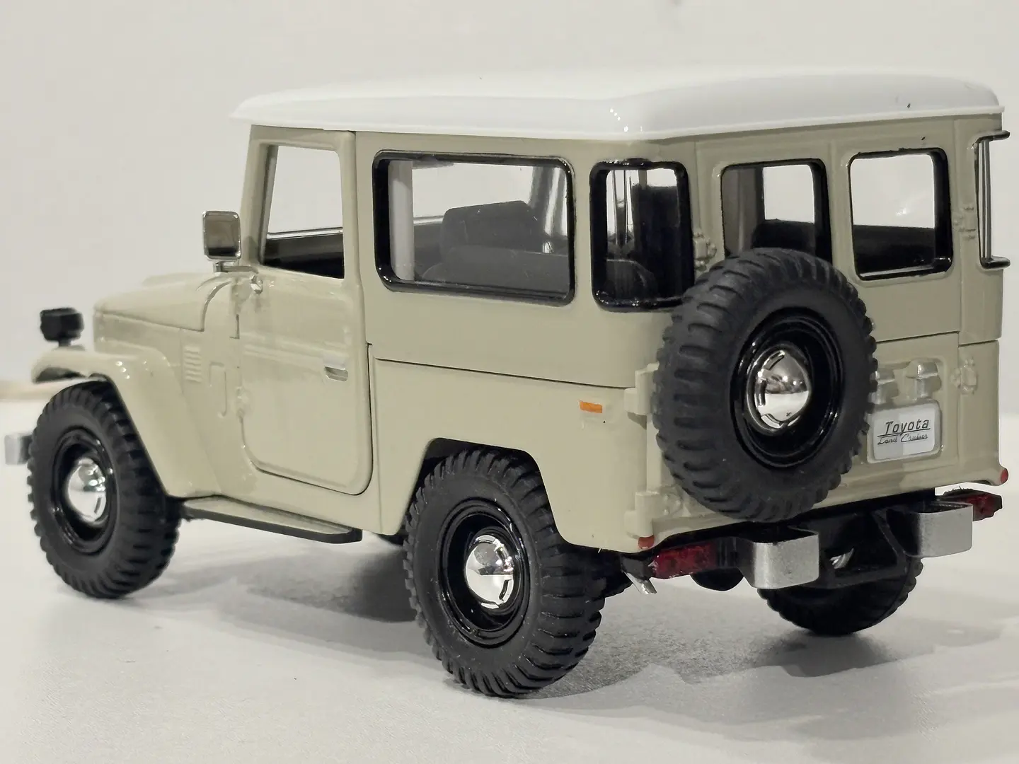 Toyota FJ40 1974 Land Cruiser Escala 1:24 MotorMax 20