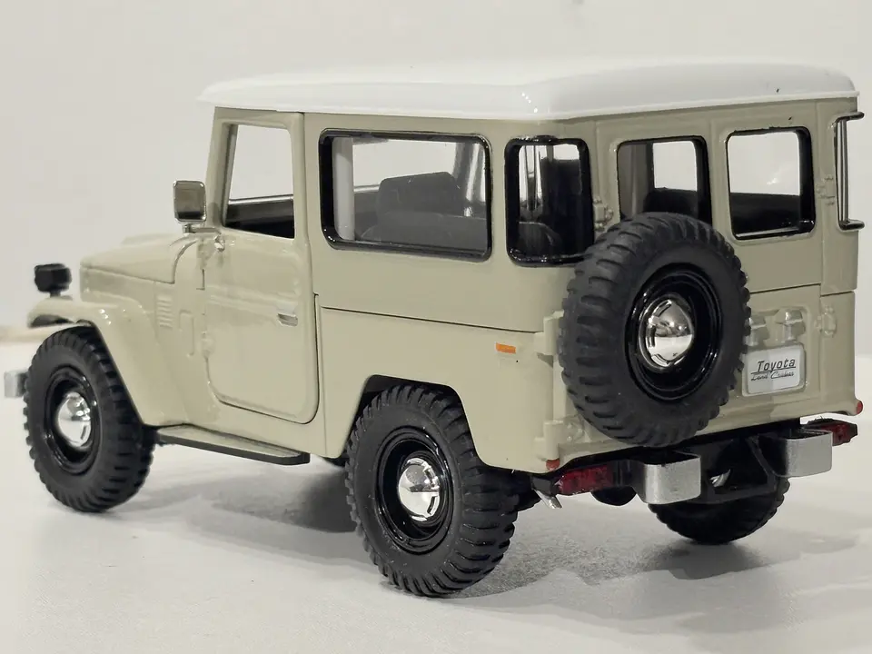Toyota FJ40 1974 Land Cruiser Escala 1:24 MotorMax 20