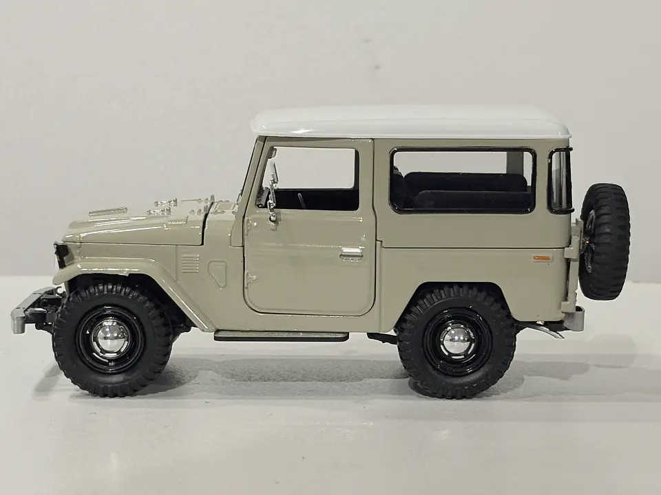 Toyota FJ40 1974 Land Cruiser Escala 1:24 MotorMax 19