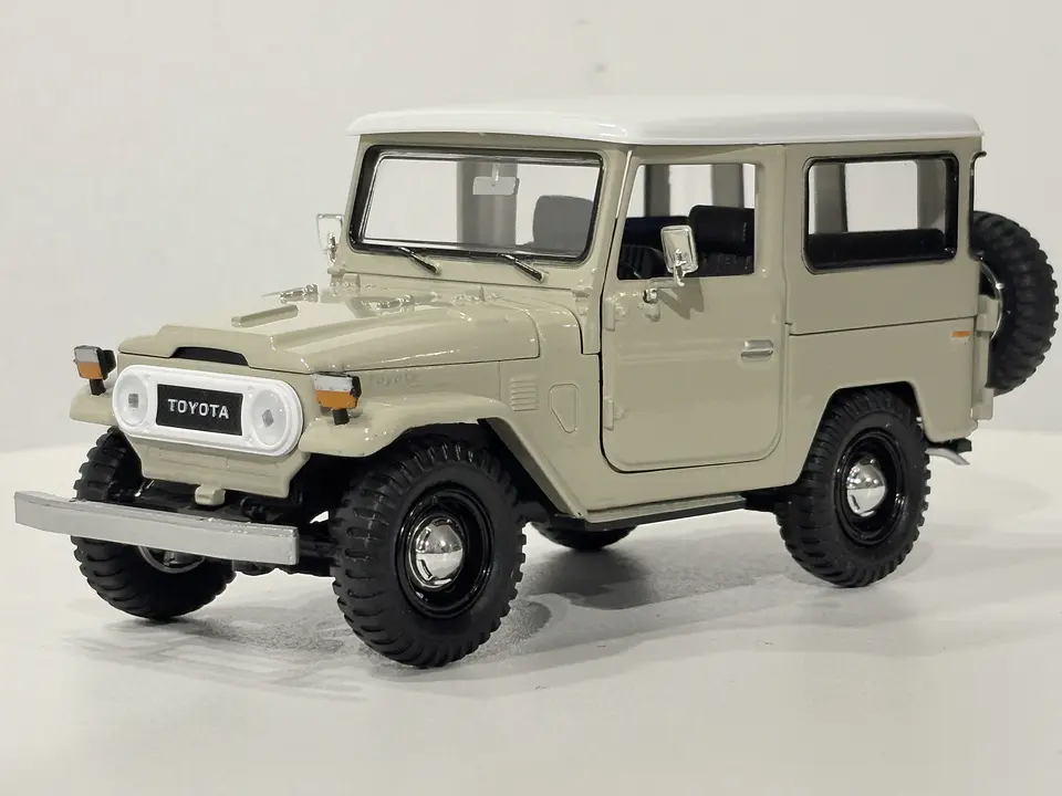 Toyota FJ40 1974 Land Cruiser Escala 1:24 MotorMax 18