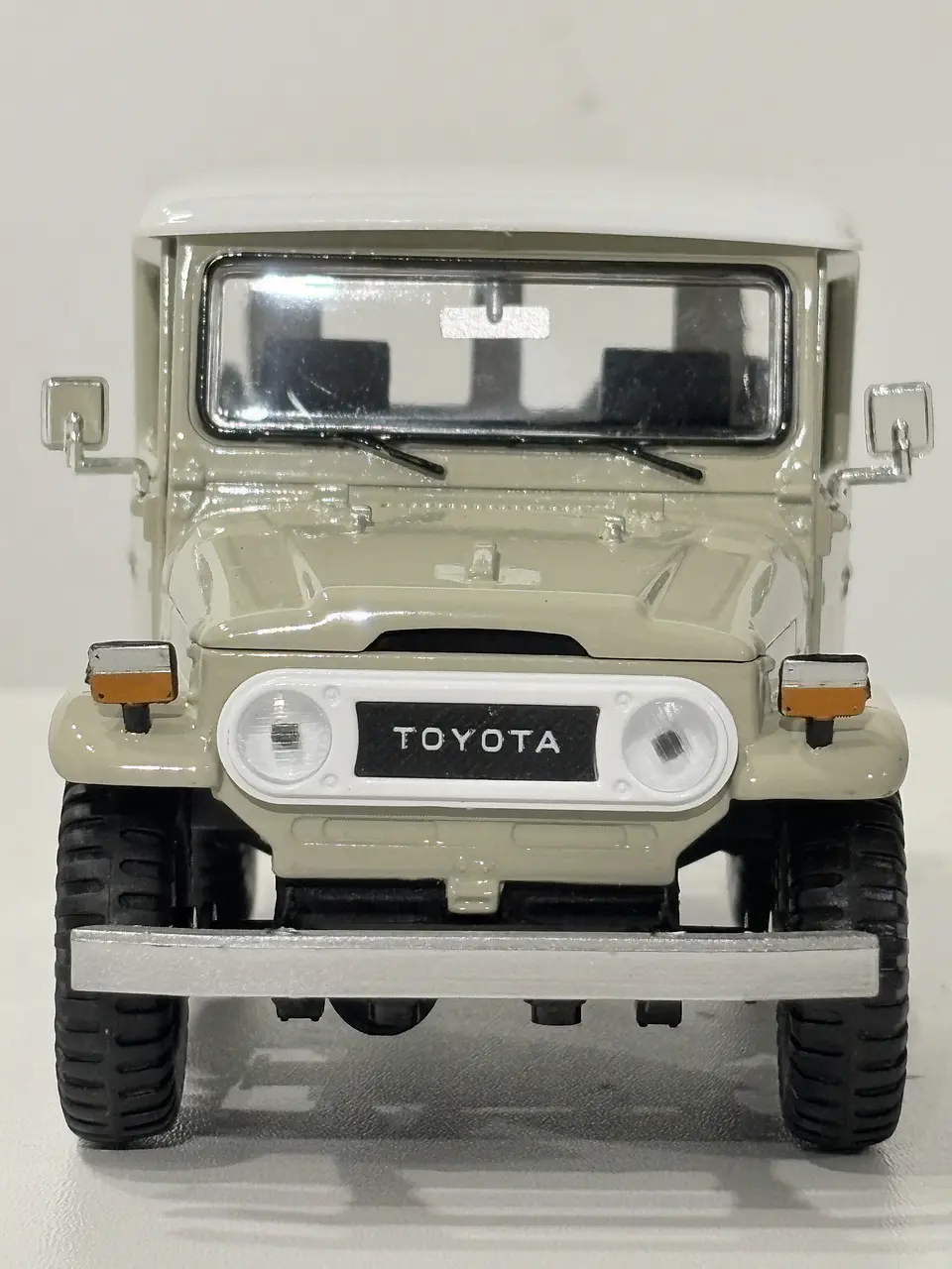 Toyota FJ40 1974 Land Cruiser Escala 1:24 MotorMax 17