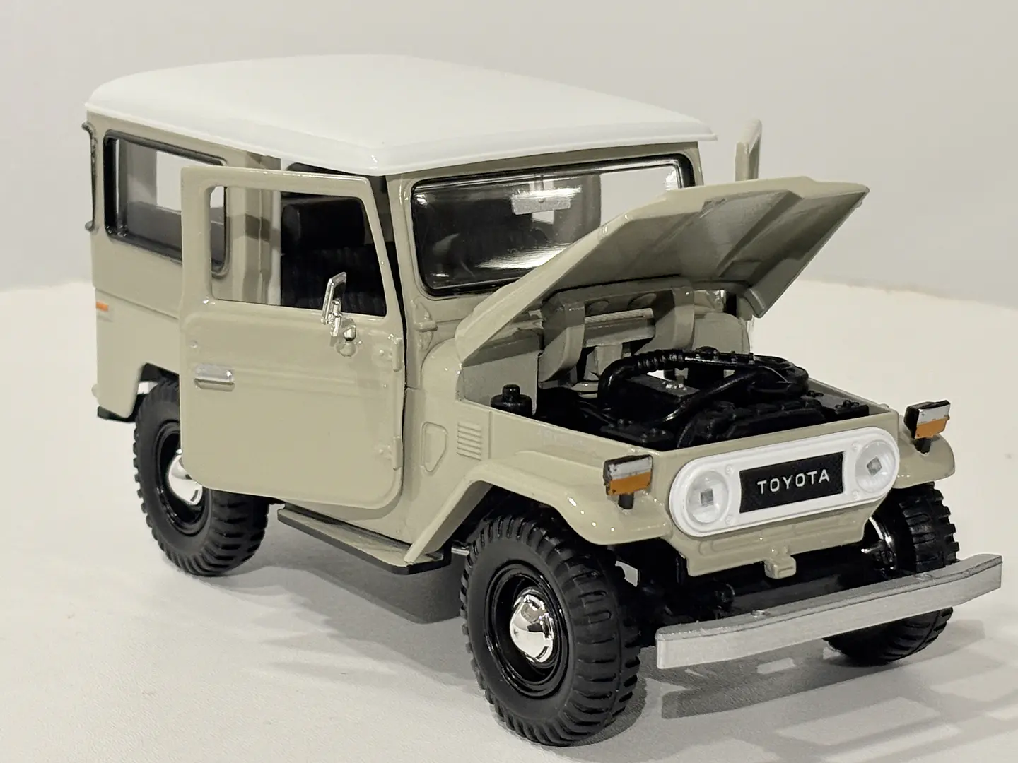 Toyota FJ40 1974 Land Cruiser Escala 1:24 MotorMax 14