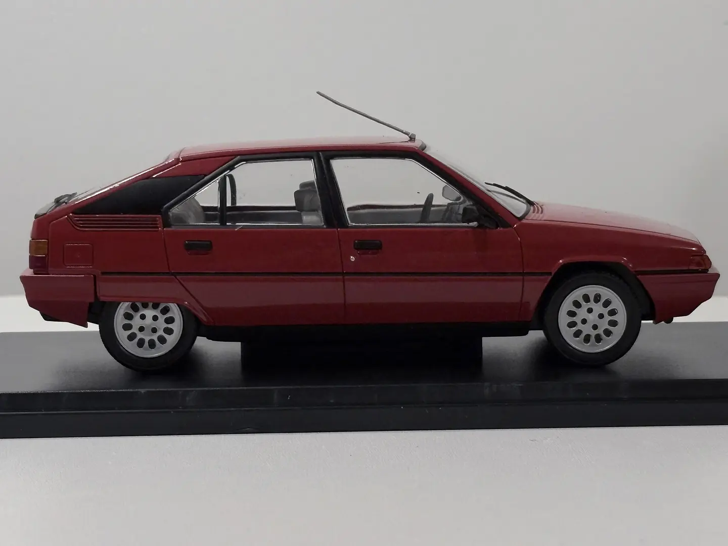 Citroën BX 16 TRS 1983 Rojo Escala 1:24 Edicola 5