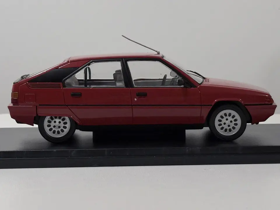 Citroën BX 16 TRS 1983 Rojo Escala 1:24 Edicola 5