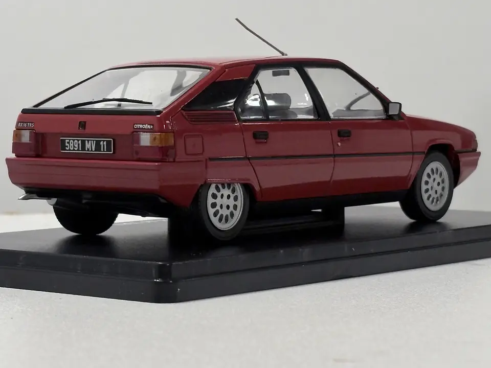Citroën BX 16 TRS 1983 Rojo Escala 1:24 Edicola 6