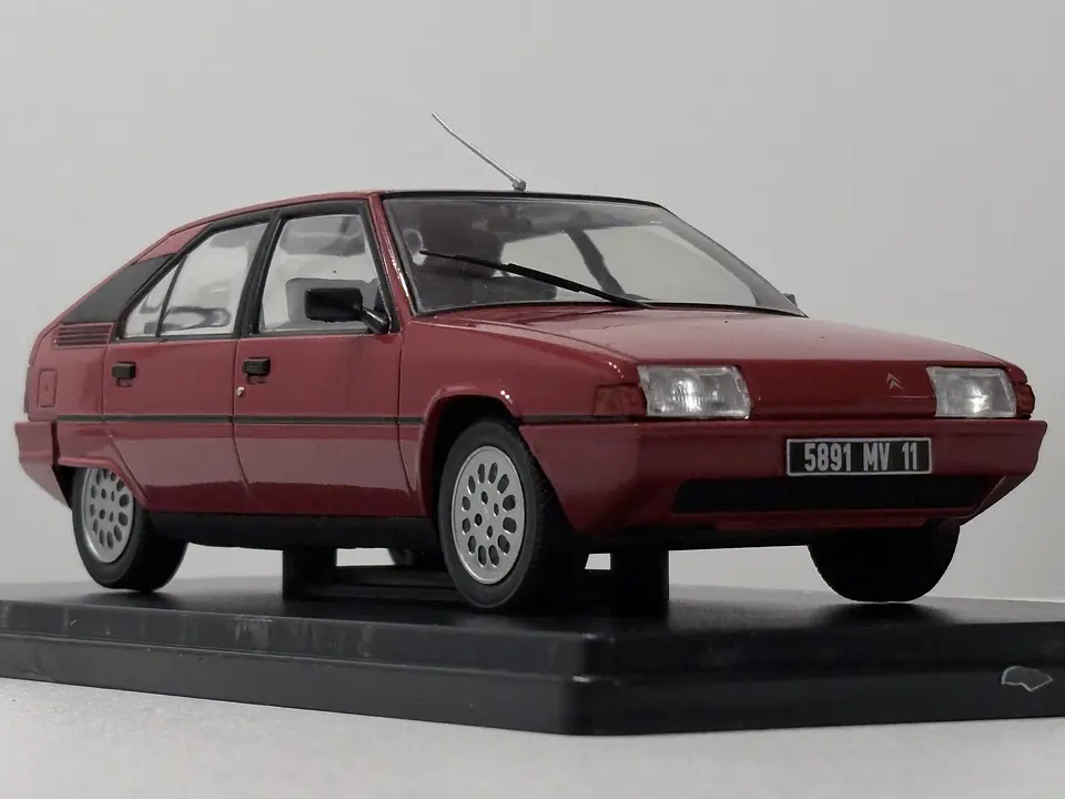 Citroën BX 16 TRS 1983 Rojo Escala 1:24 Edicola 4