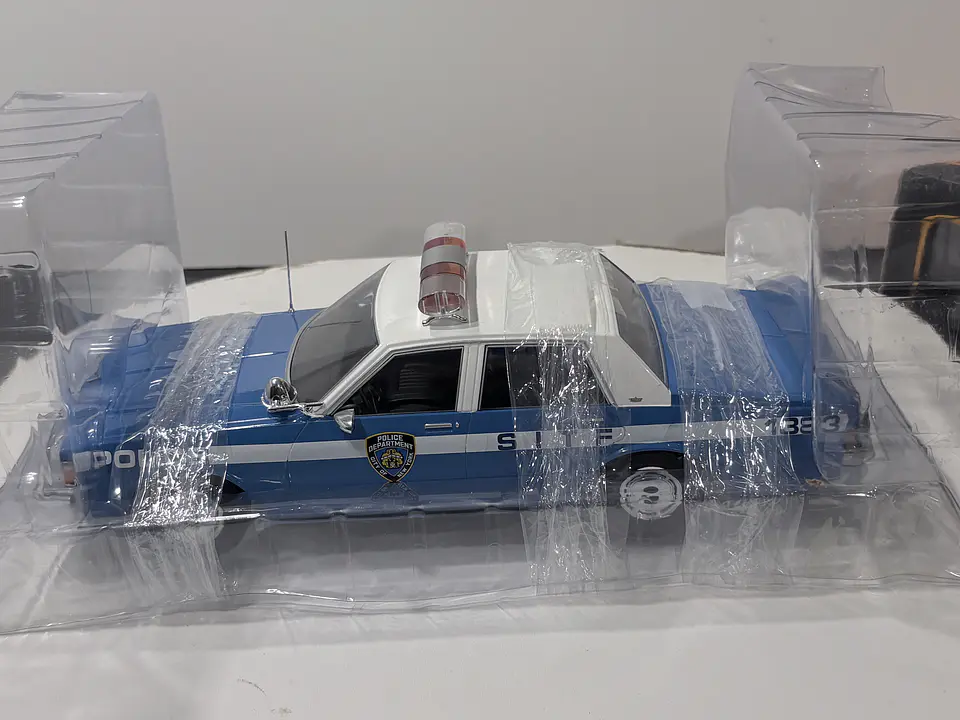 Auto Chevrolet Caprice 1987 NYPD MCG Escala 1:18- 2° SE.LECCIÓN 2
