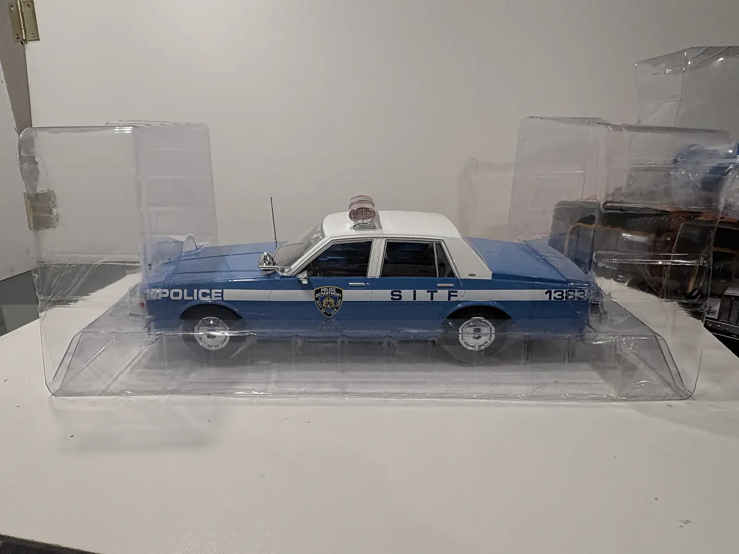 Auto Chevrolet Caprice 1987 NYPD MCG Escala 1:18- 2° SE.LECCIÓN 4