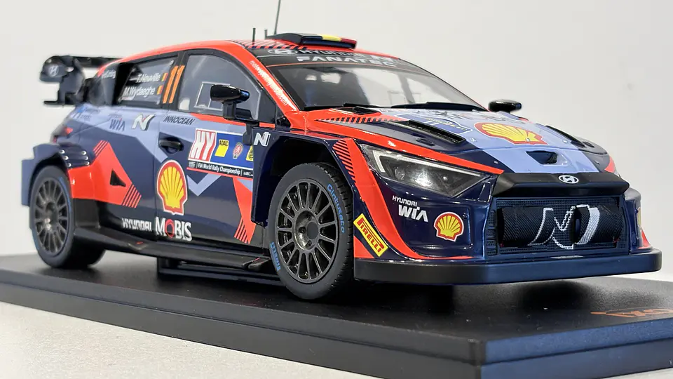 Auto Hyundai i20 N 2023 Rally1 Neuville | Escala 1:18 IXO 8