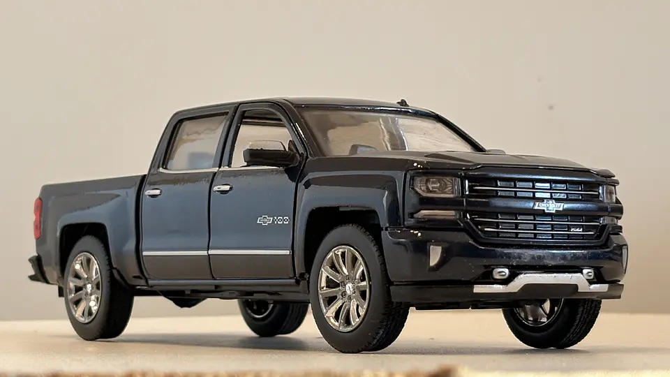 Chevrolet Silverado Z71 Centennial 2018 Escala 1:27 MotorMax 9