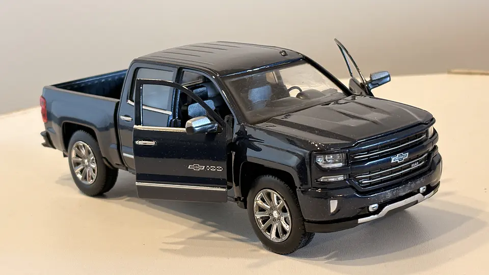 Chevrolet Silverado Z71 Centennial 2018 Escala 1:27 MotorMax 3