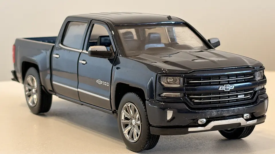 Chevrolet Silverado Z71 Centennial 2018 Escala 1:27 MotorMax 4
