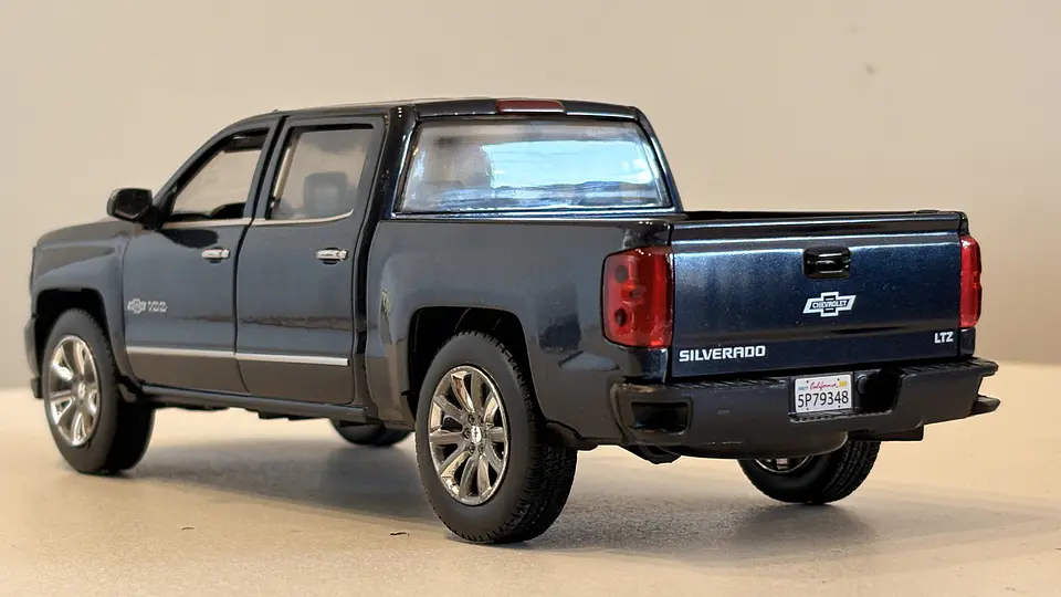 Chevrolet Silverado Z71 Centennial 2018 Escala 1:27 MotorMax 7