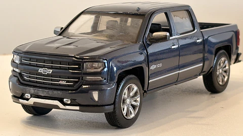 Chevrolet Silverado Z71 Centennial 2018 Escala 1:27 MotorMax