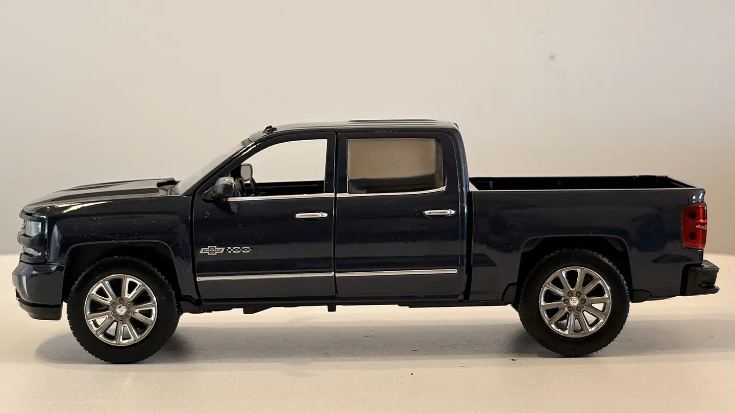 Chevrolet Silverado Z71 Centennial 2018 Escala 1:27 MotorMax 8