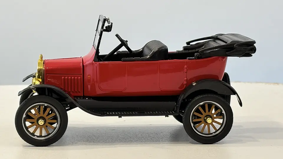 Ford Model T Touring 1925 Escala 1:24 MotorMax 9