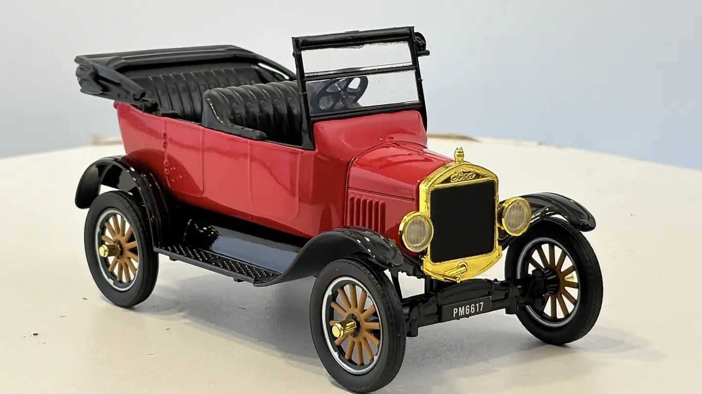 Ford Model T Touring 1925 Escala 1:24 MotorMax 10