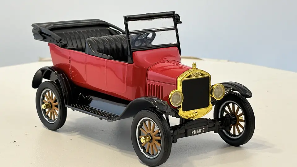 Ford Model T Touring 1925 Escala 1:24 MotorMax 10