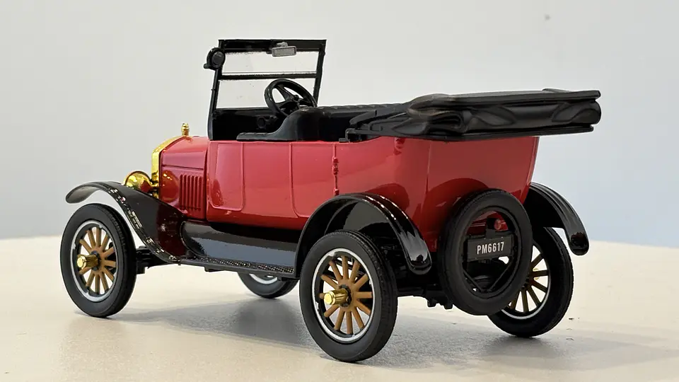 Ford Model T Touring 1925 Escala 1:24 MotorMax 8