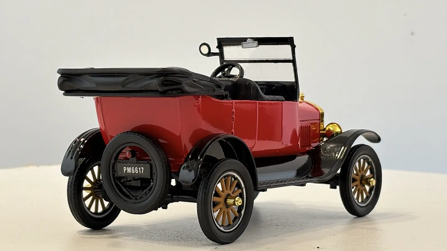 Ford Model T Touring 1925 Escala 1:24 MotorMax 6