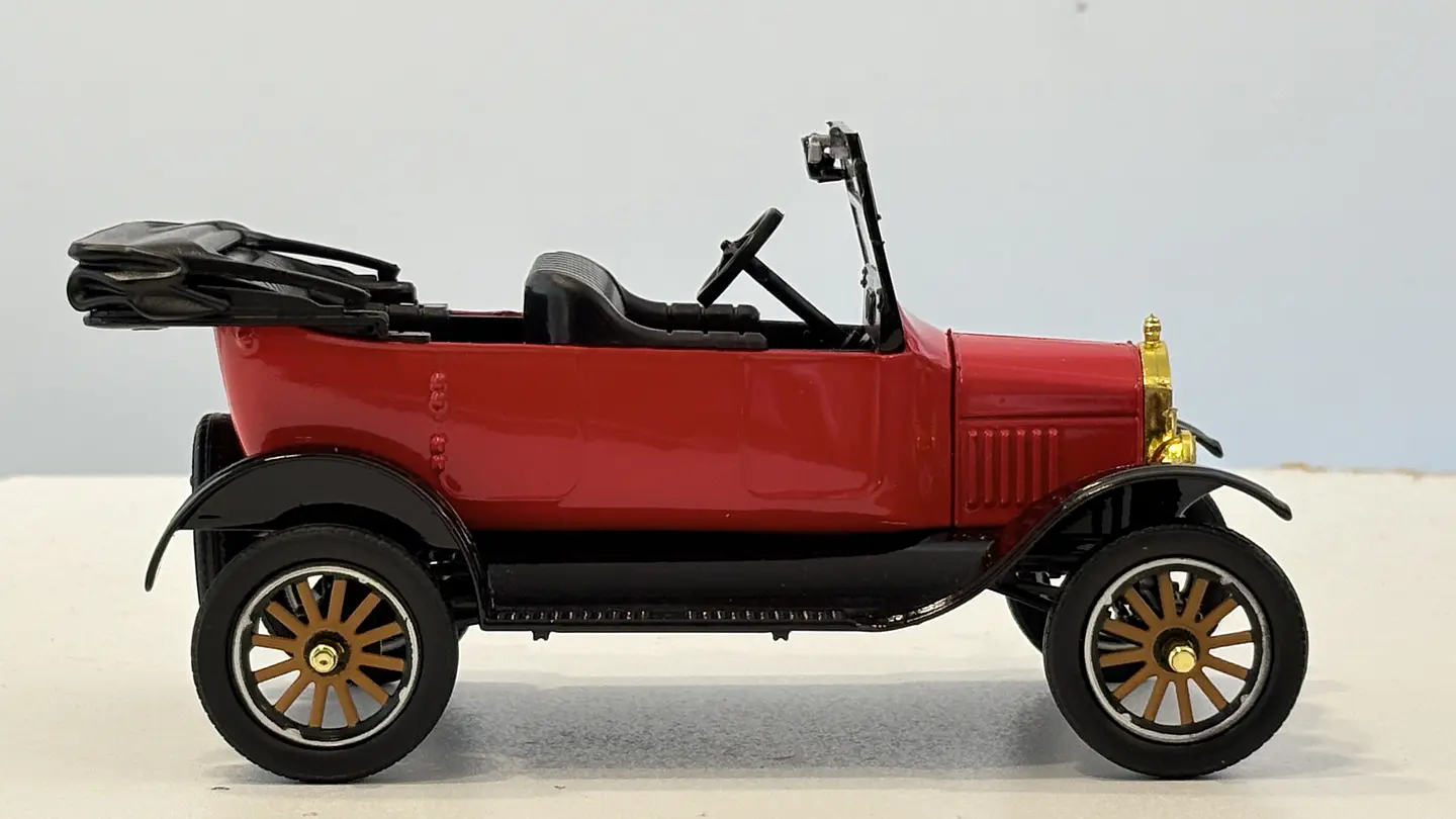 Ford Model T Touring 1925 Escala 1:24 MotorMax 5