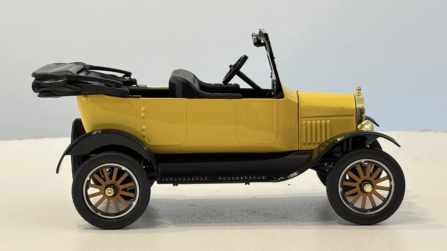Ford Model T Touring 1925 Escala 1:24 MotorMax 16