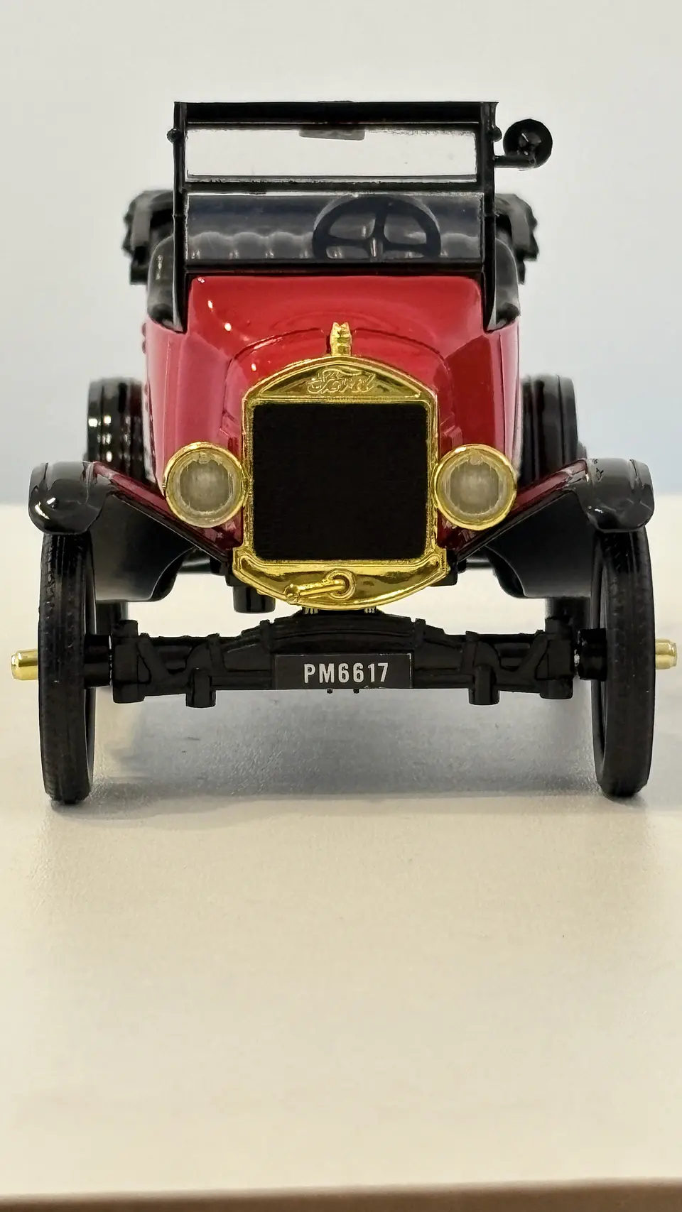 Ford Model T Touring 1925 Escala 1:24 MotorMax 2