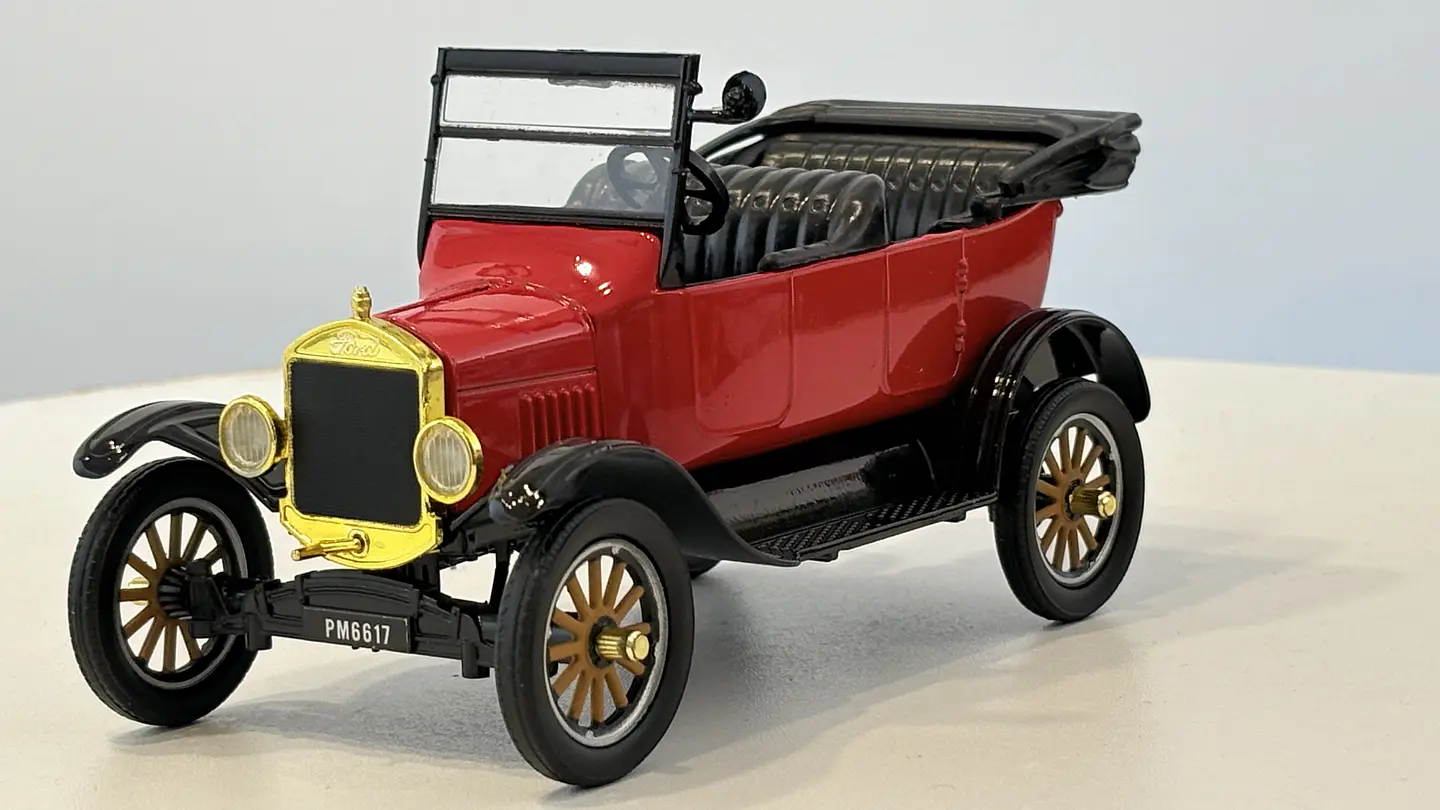 Ford Model T Touring 1925 Escala 1:24 MotorMax 1