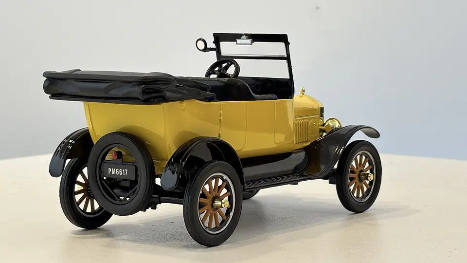 Ford Model T Touring 1925 Escala 1:24 MotorMax 17