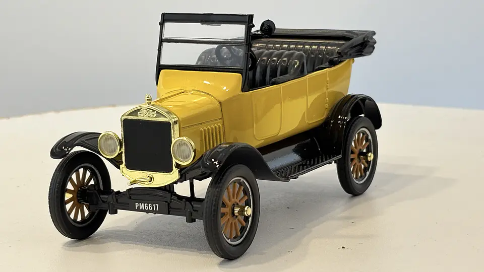 Ford Model T Touring 1925 Escala 1:24 MotorMax 12