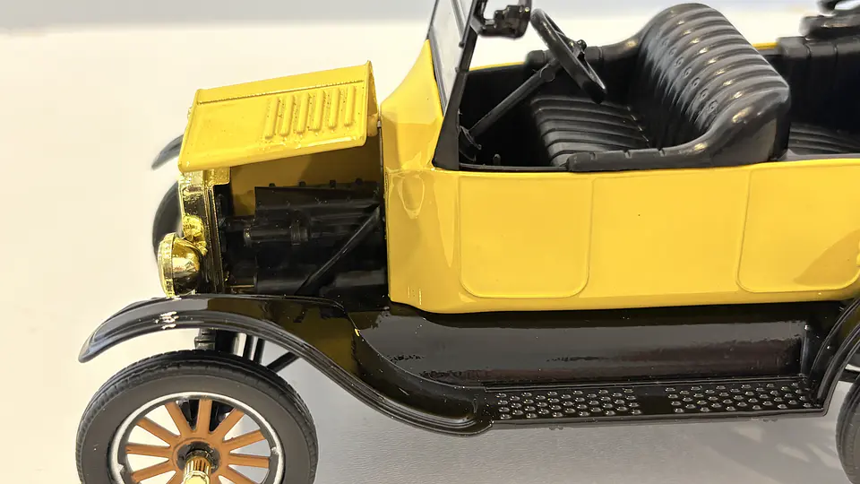 Ford Model T Touring 1925 Escala 1:24 MotorMax 13