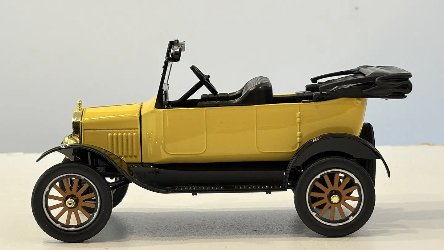 Ford Model T Touring 1925 Escala 1:24 MotorMax 20