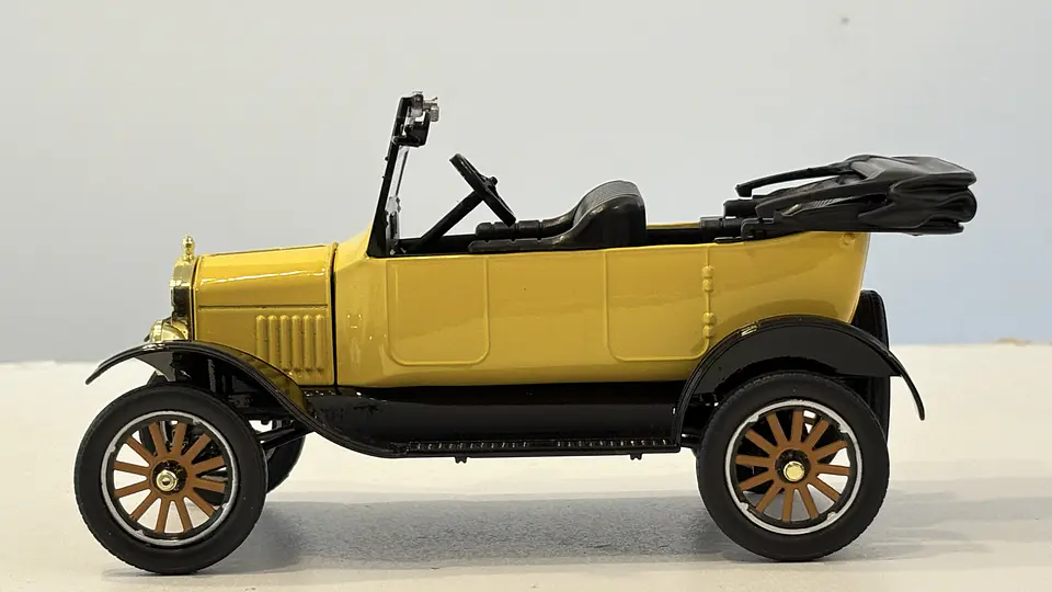 Ford Model T Touring 1925 Escala 1:24 MotorMax 20