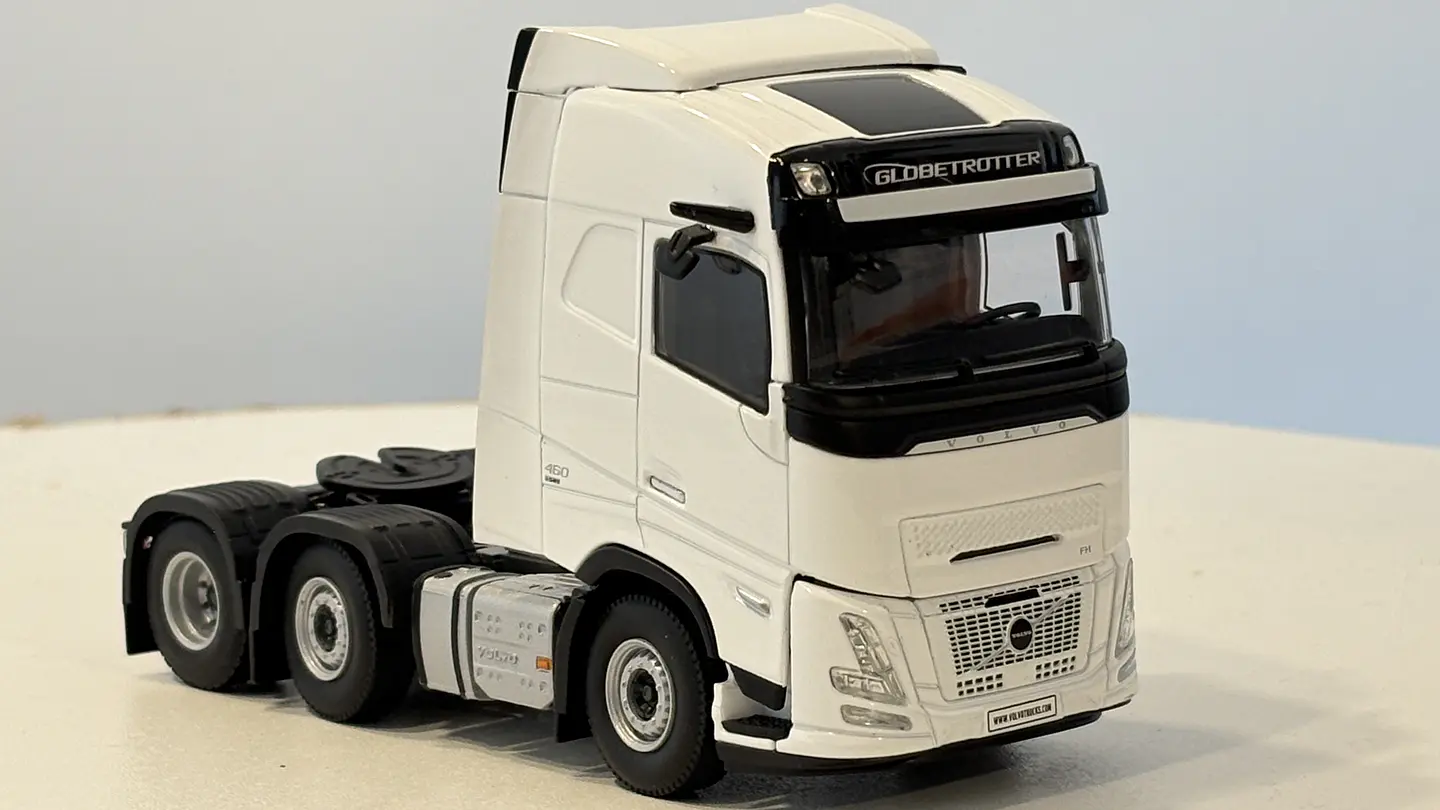 Camión Volvo FH Aero Globetrotter 6x2 | Escala 1:50 WSI Models 10