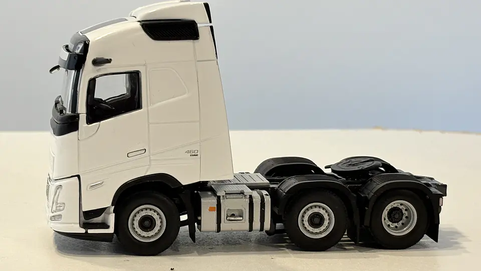 Camión Volvo FH Aero Globetrotter 6x2 | Escala 1:50 WSI Models 5