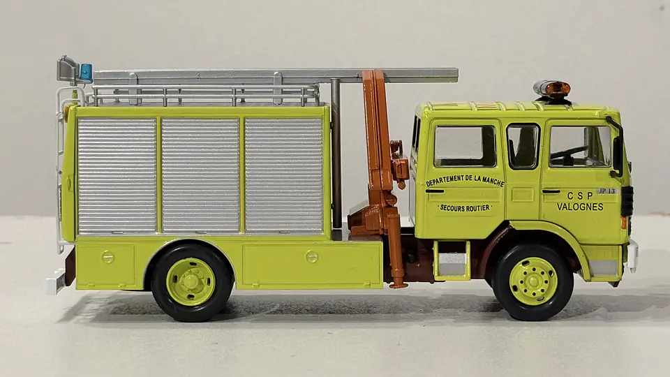 Camión de Bomberos Renault JP13 - Francia  1989 | Edicola Magazine 1/43  4