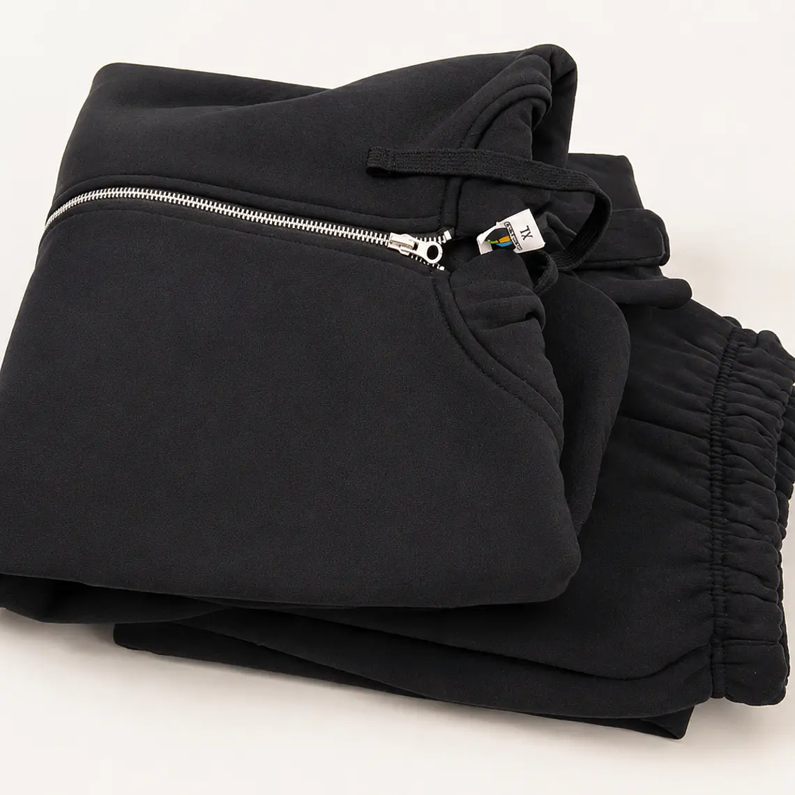 pack pantalón de buzo negro y polerón con cierre 1